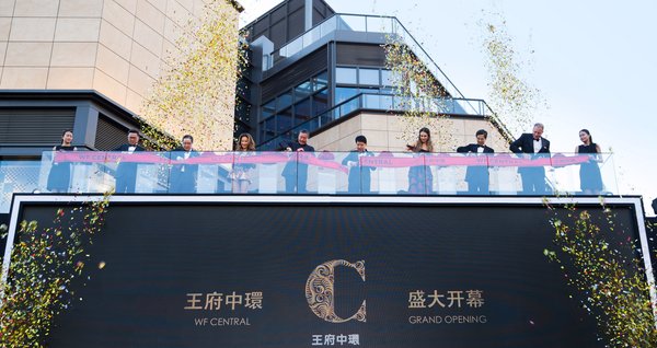 从左到右：北京聚名汇房地产开发有限公司董事兼香港置地中国商用物业总裁高伟强先生；北京聚名汇房地产开发有限公司董事长兼香港置地执行董事周明祖先生；国际天后李玟女士; 北京聚名汇房地产开发有限公司股东蒲小庆先生；怡和集控股副行政总裁彭耀佳先生;国际著名企业家，女演员和倡导者Jessica Alba女士；香港置地行政总裁黄友忠先生；北京聚名汇房地产开发有限公司董事兼香港置地財务总监戴信文先生