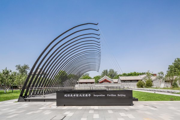 蛇形美术馆北京展亭是蛇形美术馆首次在英国以外的地区合作委托和建造的展亭。北京展亭为王府中环和蛇形美术馆北京展亭项目构成了极具创意的建筑背景，提供一系列独具特色且高度多元化的文化艺术活动、特别节目以及丰富多彩的生活方式体验，此外，从2018年6月至10月，王府中环的游客还将体验到令人耳目一新的社交活动。