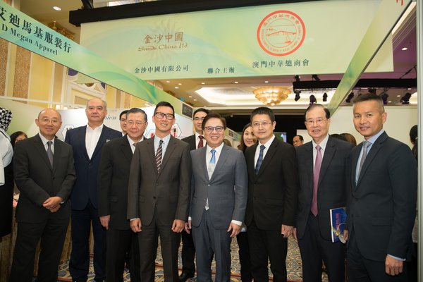 一众嘉宾周四在本地中小微企代表带领下于澳门威尼斯人参观第三届邀商产品展示专场。 一众嘉宾周四在本地中小微企代表带领下于澳门威尼斯人参观第三届邀商产品展示专场。