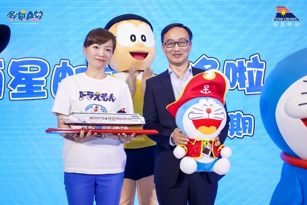 艾影(上海)商贸有限公司总经理朱晓菊女士(图左)与云顶邮轮集团销售高级副总裁周洲先生(图右)交换礼物。 艾影(上海)商贸有限公司总经理朱晓菊女士(图左)与云顶邮轮集团销售高级副总裁周洲先生(图右)交换礼物。