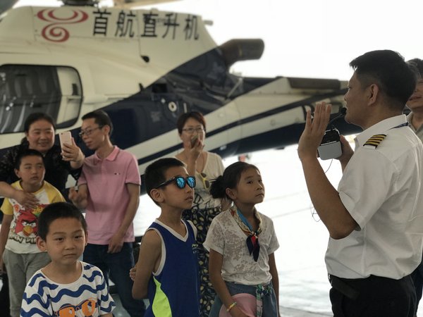 飞行员带领小朋友和家长参观机库 飞行员带领小朋友和家长参观机库