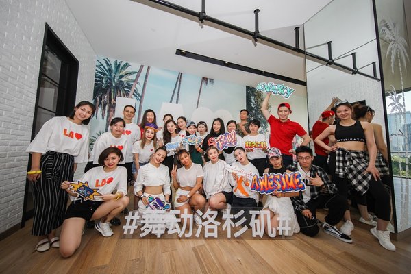 Galen Hooks与热爱街头文化的媒体记者以及社交达人合影 Galen Hooks与热爱街头文化的媒体记者以及社交达人合影