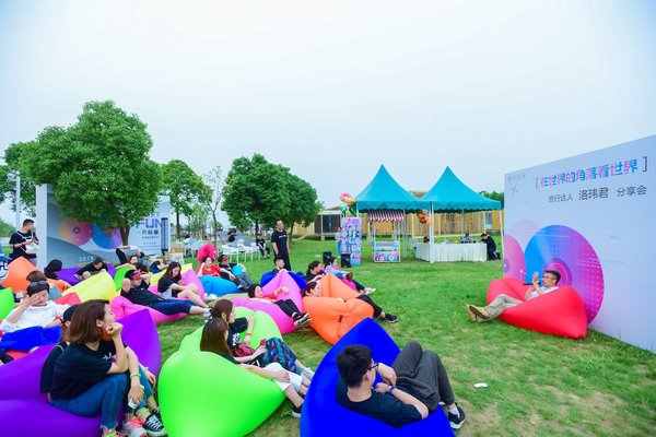 旅行达人洛玮君正在向游客们分享旅行故事 旅行达人洛玮君正在向游客们分享旅行故事