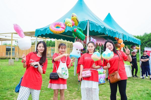 游客正在体验小镇的郊野市集 游客正在体验小镇的郊野市集