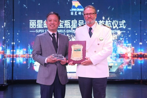 为纪念“宝瓶星号”首航青岛，“宝瓶星号”船长Carl Nilermark与青岛国际邮轮有限公司总经理刘民先生交换纪念品