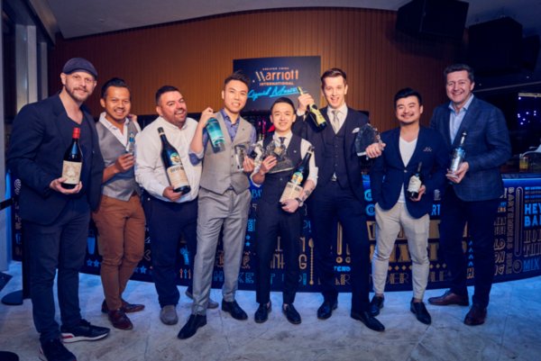 左起：DRiNK杂志联合创始人Theo Watt、资深调酒师，The Old Man酒吧联合创始人Agung Prabowo、美夏国际酒业商务经理Manuel Arce、香港W酒店Woobar副经理Calvin Au Yeung（季军）、上海外滩W酒店首席调酒师 Dylan Lam（冠军）、澳门丽思卡尔顿酒店酒吧经理Maxim Schulte（亚军）、知名调酒师，The Union Trading Company酒吧联合创办人陆遥、万豪国际集团亚太区酒水总监Blake Walker