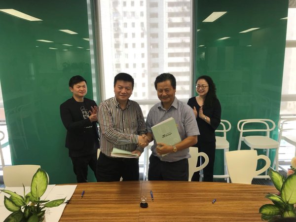 图为上海博华国际展览有限公司创始人及董事王明亮先生(右二)与上海伊比逊会展有限公司董事长虞国方（左二）交换签约文件，上海博华国际展览有限公司副总经理范海燕女士（右一）与上海伊比逊会展有限公司总经理虞翔先生（左一）陪同