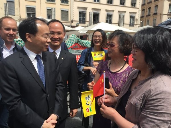 广州市委常委、秘书长潘建国与当地华人助威团成员交流 广州市委常委、秘书长潘建国与当地华人助威团成员交流