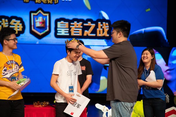 凯顺能源集团副总裁程可彤为冠军加冕 凯顺能源集团副总裁程可彤为冠军加冕