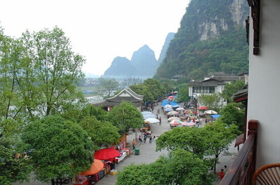 苗族村街景