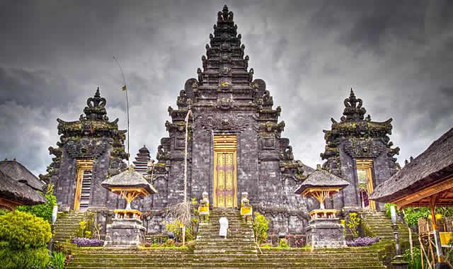 雄伟的布撒基寺