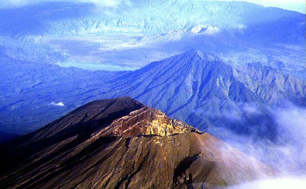 阿贡火山山顶