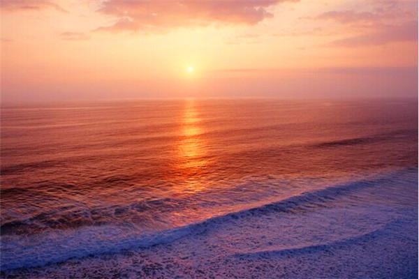 夕阳西下的金巴兰海滩