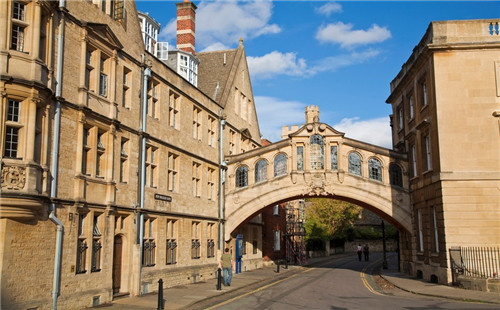 英国牛津大学在哪里